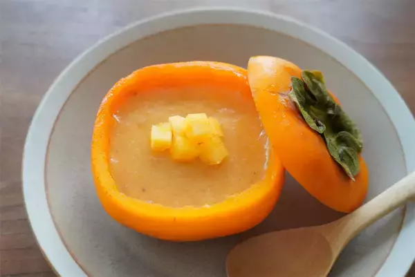 「【柿をパカっと開けると】超なめらか「とろ～り柿プリン」が現れた！卵もゼラチンも不要だと!?【農家直伝】」の画像