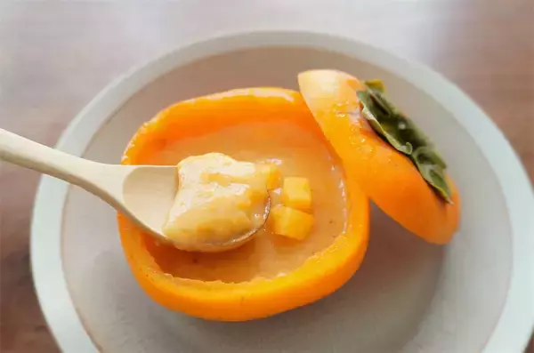 「【柿をパカっと開けると】超なめらか「とろ～り柿プリン」が現れた！卵もゼラチンも不要だと!?【農家直伝】」の画像