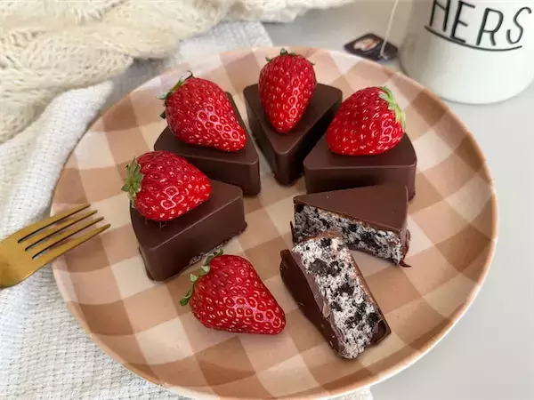 【材料3つでこの完成度】オレオで「バレンタインチョコ」作ってみた！砕いて流して固めれば…パリっとほろ苦♡