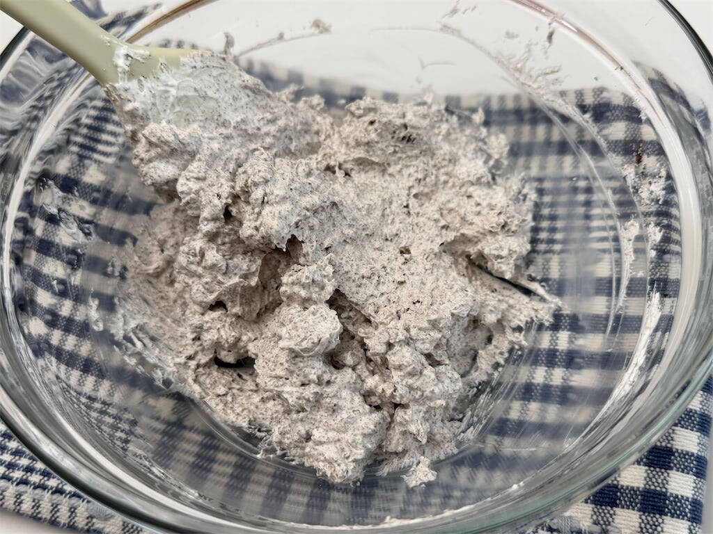 【材料3つでこの完成度】オレオで「バレンタインチョコ」作ってみた！砕いて流して固めれば…パリっとほろ苦♡