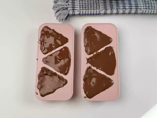 「【材料3つでこの完成度】オレオで「バレンタインチョコ」作ってみた！砕いて流して固めれば…パリっとほろ苦♡」の画像