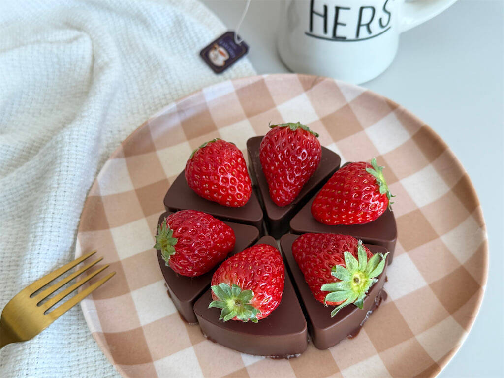 【材料3つでこの完成度】オレオで「バレンタインチョコ」作ってみた！砕いて流して固めれば…パリっとほろ苦♡