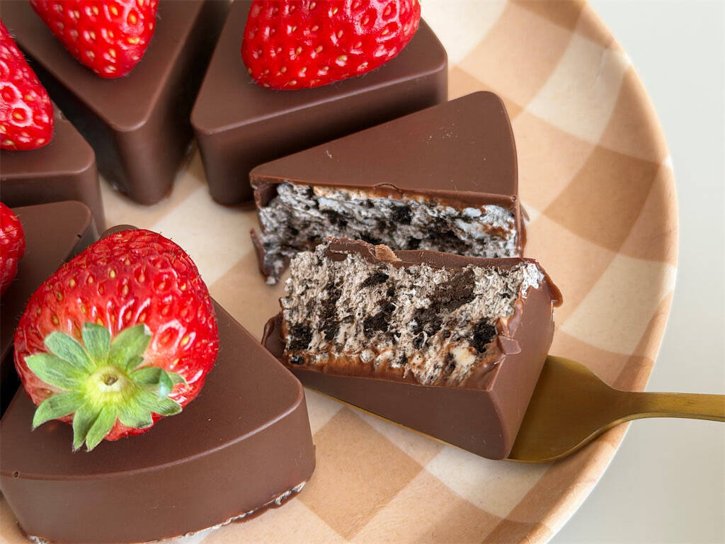 【材料3つでこの完成度】オレオで「バレンタインチョコ」作ってみた！砕いて流して固めれば…パリっとほろ苦♡