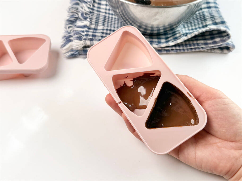 【材料3つでこの完成度】オレオで「バレンタインチョコ」作ってみた！砕いて流して固めれば…パリっとほろ苦♡