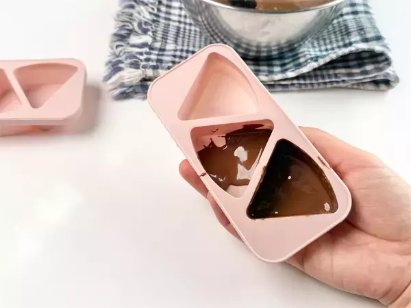 「【材料3つでこの完成度】オレオで「バレンタインチョコ」作ってみた！砕いて流して固めれば…パリっとほろ苦♡」の画像