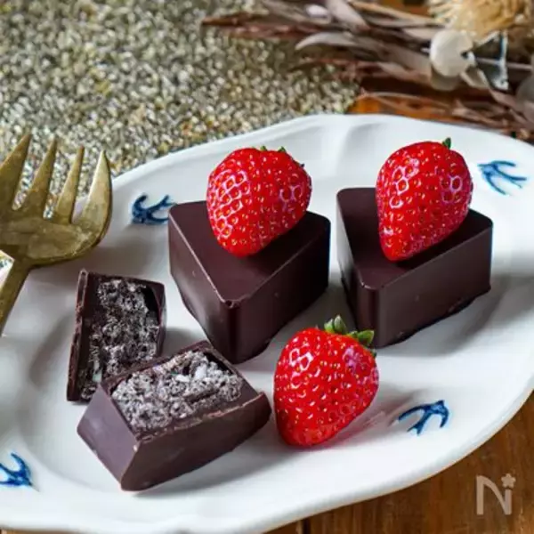 「【材料3つでこの完成度】オレオで「バレンタインチョコ」作ってみた！砕いて流して固めれば…パリっとほろ苦♡」の画像