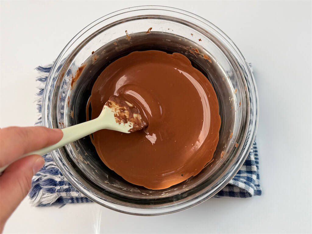 【材料3つでこの完成度】オレオで「バレンタインチョコ」作ってみた！砕いて流して固めれば…パリっとほろ苦♡