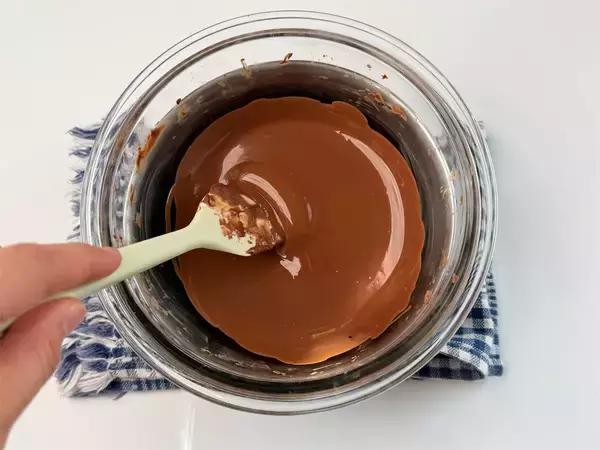 「【材料3つでこの完成度】オレオで「バレンタインチョコ」作ってみた！砕いて流して固めれば…パリっとほろ苦♡」の画像