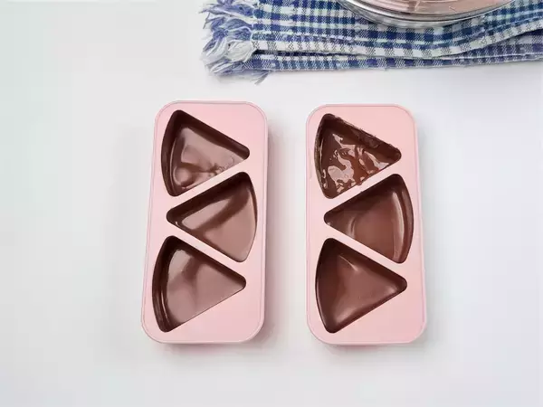 「【材料3つでこの完成度】オレオで「バレンタインチョコ」作ってみた！砕いて流して固めれば…パリっとほろ苦♡」の画像