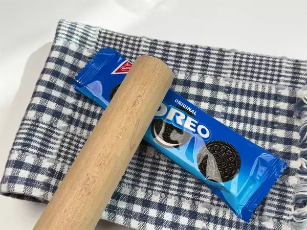 「【材料3つでこの完成度】オレオで「バレンタインチョコ」作ってみた！砕いて流して固めれば…パリっとほろ苦♡」の画像