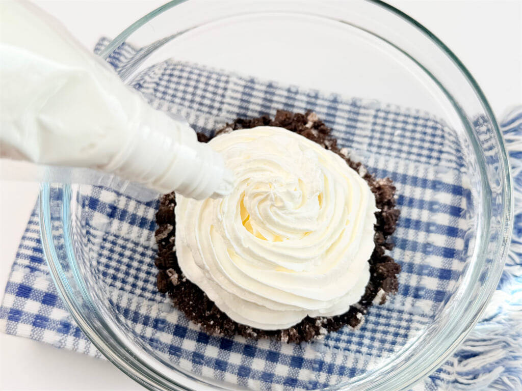 【材料3つでこの完成度】オレオで「バレンタインチョコ」作ってみた！砕いて流して固めれば…パリっとほろ苦♡