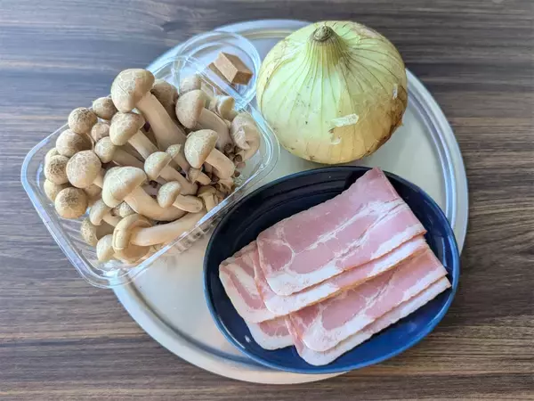 「【ひとり1個ペロリ】な「丸ごと玉ねぎポトフ」作ろう！玉ねぎトロットロ～♡材料切ったら鍋任せでOK!?」の画像