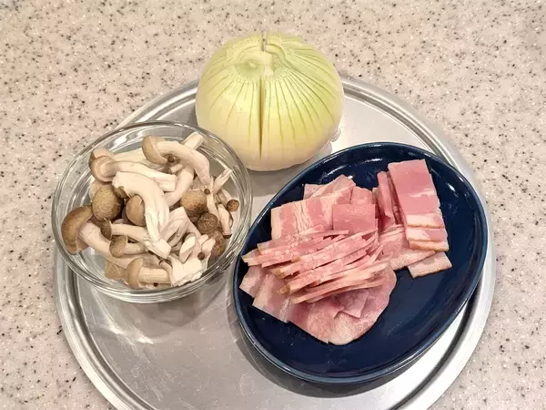 「【ひとり1個ペロリ】な「丸ごと玉ねぎポトフ」作ろう！玉ねぎトロットロ～♡材料切ったら鍋任せでOK!?」の画像