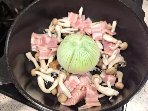 「【ひとり1個ペロリ】な「丸ごと玉ねぎポトフ」作ろう！玉ねぎトロットロ～♡材料切ったら鍋任せでOK!?」の画像