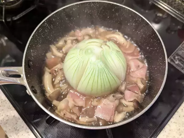 「【ひとり1個ペロリ】な「丸ごと玉ねぎポトフ」作ろう！玉ねぎトロットロ～♡材料切ったら鍋任せでOK!?」の画像