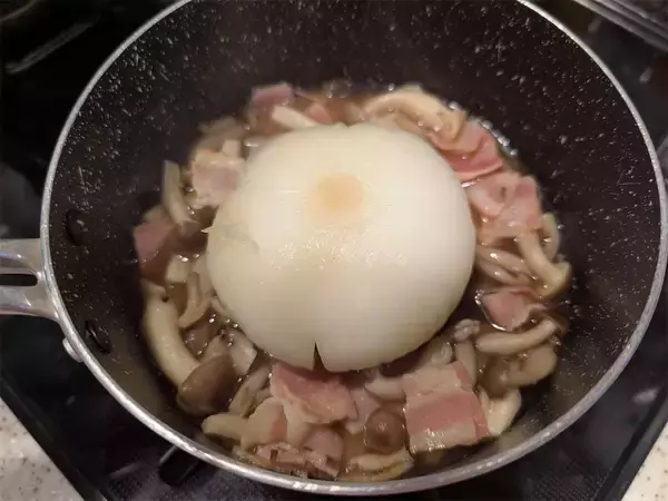 「【ひとり1個ペロリ】な「丸ごと玉ねぎポトフ」作ろう！玉ねぎトロットロ～♡材料切ったら鍋任せでOK!?」の画像