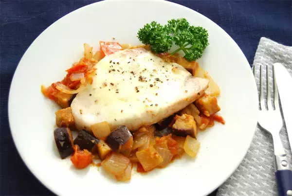 【お魚だけど、コク深】ワンパンで「カジキと野菜のチーズ蒸し」作ってみた！白ワインでパサつかずしっとり♡