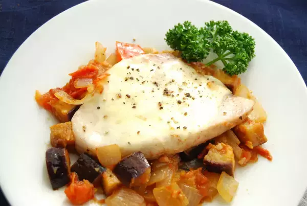 「【お魚だけど、コク深】ワンパンで「カジキと野菜のチーズ蒸し」作ってみた！白ワインでパサつかずしっとり♡」の画像