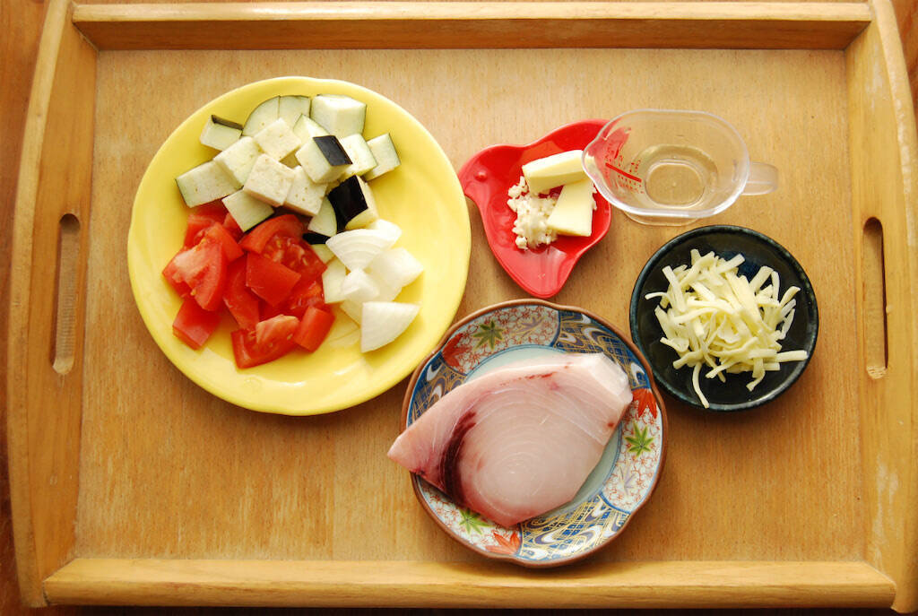 【お魚だけど、コク深】ワンパンで「カジキと野菜のチーズ蒸し」作ってみた！白ワインでパサつかずしっとり♡