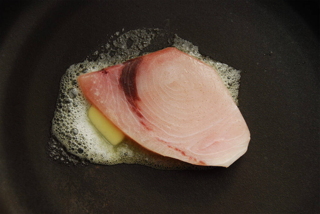 【お魚だけど、コク深】ワンパンで「カジキと野菜のチーズ蒸し」作ってみた！白ワインでパサつかずしっとり♡