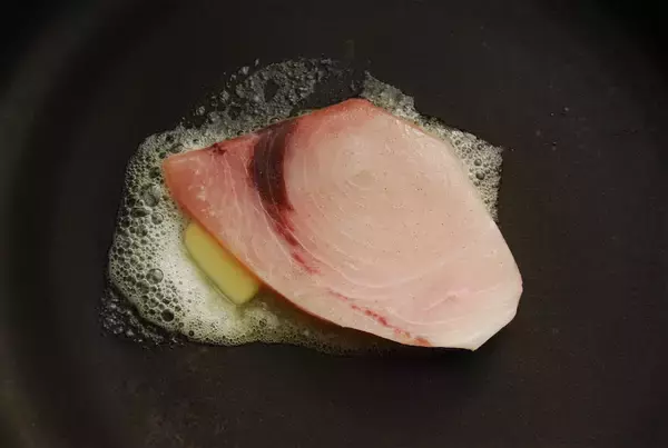 「【お魚だけど、コク深】ワンパンで「カジキと野菜のチーズ蒸し」作ってみた！白ワインでパサつかずしっとり♡」の画像