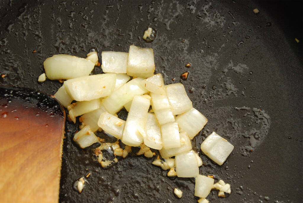 【お魚だけど、コク深】ワンパンで「カジキと野菜のチーズ蒸し」作ってみた！白ワインでパサつかずしっとり♡