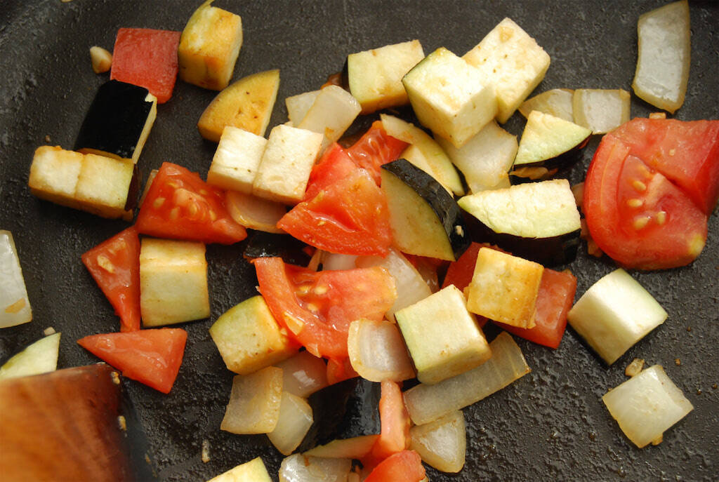 【お魚だけど、コク深】ワンパンで「カジキと野菜のチーズ蒸し」作ってみた！白ワインでパサつかずしっとり♡