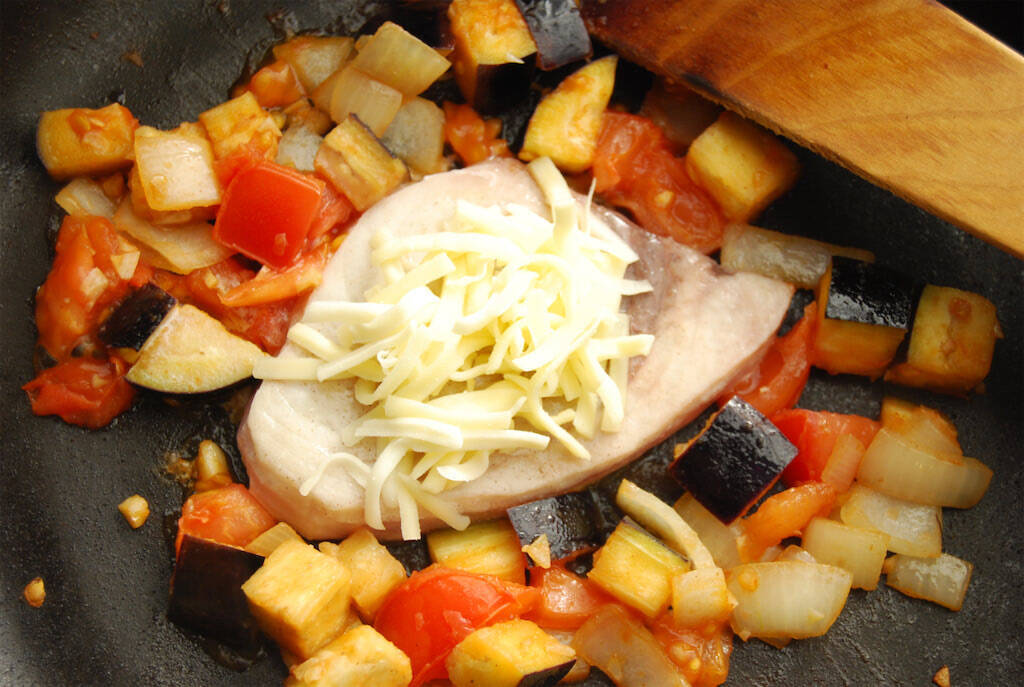 【お魚だけど、コク深】ワンパンで「カジキと野菜のチーズ蒸し」作ってみた！白ワインでパサつかずしっとり♡