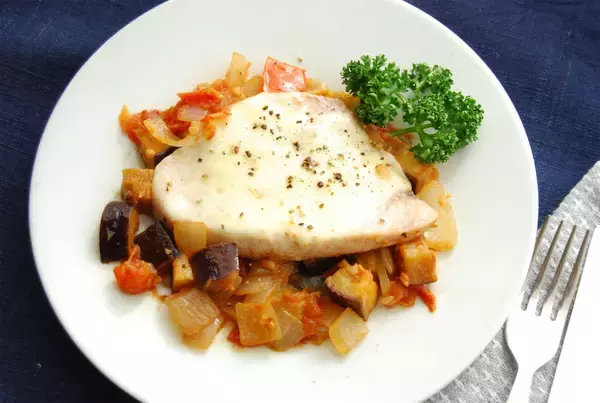 「【お魚だけど、コク深】ワンパンで「カジキと野菜のチーズ蒸し」作ってみた！白ワインでパサつかずしっとり♡」の画像