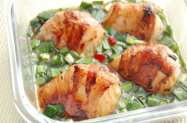 「【新玉ねぎレシピ】豚バラ肉で包んだ新玉ねぎをニラだれにドボン！ご飯泥棒な「新玉ねぎの肉漬け」に挑戦」の画像