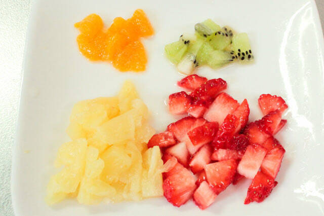 型はタッパーでも鍋でも♪果物を側面にぎっしり並べて冷やせば…「映える♡フルーツ牛乳寒天」に挑戦！