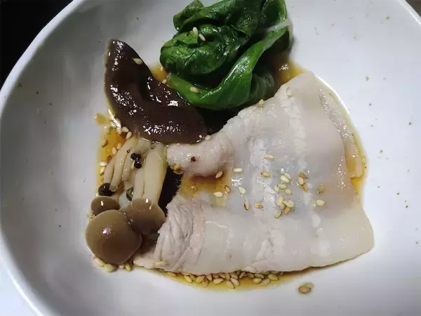 「【日本一の鍋を再現】くろくま風「豚肉とレタスのしゃぶしゃぶ」作ってみた！シャキシャキからの出汁ジュワ～【農家直伝】」の画像