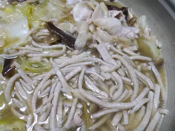 「【日本一の鍋を再現】くろくま風「豚肉とレタスのしゃぶしゃぶ」作ってみた！シャキシャキからの出汁ジュワ～【農家直伝】」の画像