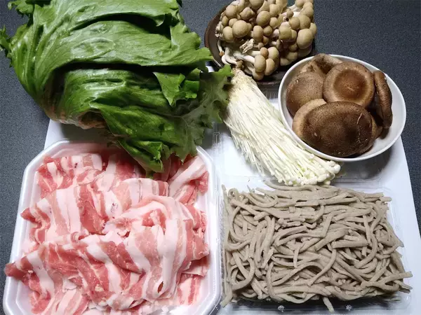 「【日本一の鍋を再現】くろくま風「豚肉とレタスのしゃぶしゃぶ」作ってみた！シャキシャキからの出汁ジュワ～【農家直伝】」の画像