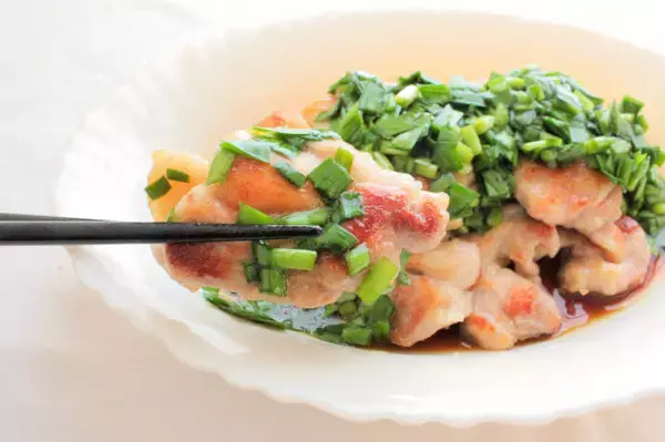 「【リュウジレシピ】旬のニラなら生でもイケる！「ニラだれ鶏」に挑戦♪やわらかくて甘くて香りは穏やか～♡」の画像