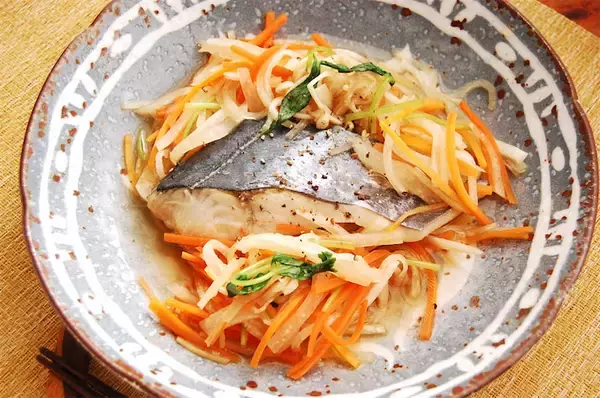 【沢煮って知ってる？】余り野菜がごちそうに変わる「サワラと千切り野菜の沢煮」作ってみた！これが滋味か…