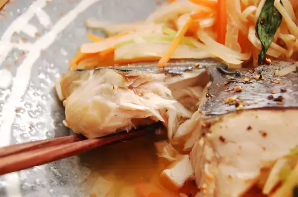 「【沢煮って知ってる？】余り野菜がごちそうに変わる「サワラと千切り野菜の沢煮」作ってみた！これが滋味か…」の画像