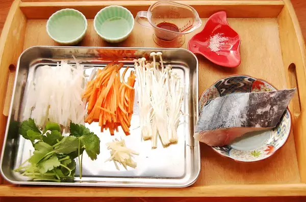 「【沢煮って知ってる？】余り野菜がごちそうに変わる「サワラと千切り野菜の沢煮」作ってみた！これが滋味か…」の画像