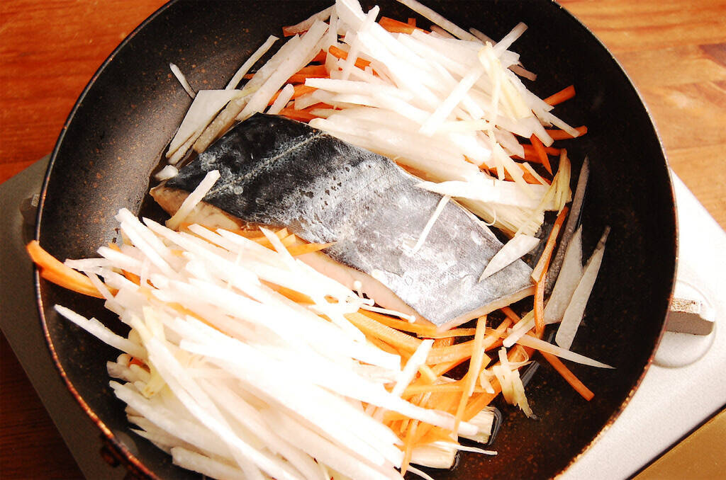 【沢煮って知ってる？】余り野菜がごちそうに変わる「サワラと千切り野菜の沢煮」作ってみた！これが滋味か…