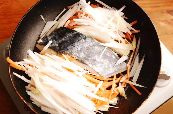 「【沢煮って知ってる？】余り野菜がごちそうに変わる「サワラと千切り野菜の沢煮」作ってみた！これが滋味か…」の画像