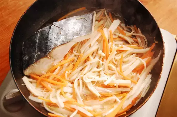 「【沢煮って知ってる？】余り野菜がごちそうに変わる「サワラと千切り野菜の沢煮」作ってみた！これが滋味か…」の画像