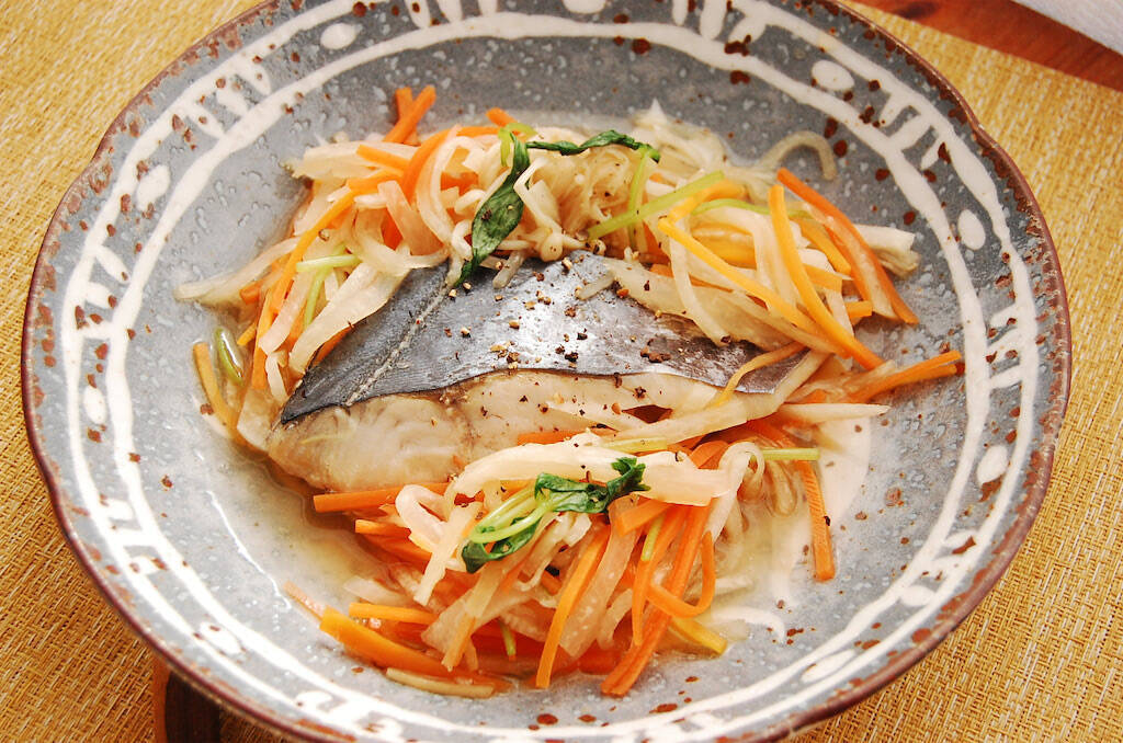 【沢煮って知ってる？】余り野菜がごちそうに変わる「サワラと千切り野菜の沢煮」作ってみた！これが滋味か…