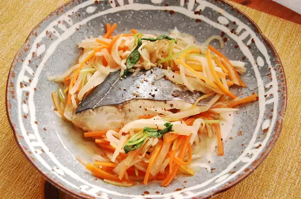 「【沢煮って知ってる？】余り野菜がごちそうに変わる「サワラと千切り野菜の沢煮」作ってみた！これが滋味か…」の画像