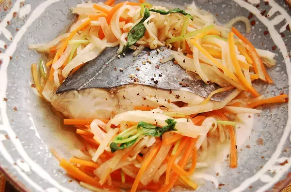 「【沢煮って知ってる？】余り野菜がごちそうに変わる「サワラと千切り野菜の沢煮」作ってみた！これが滋味か…」の画像