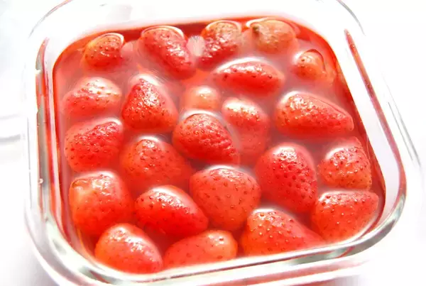 「【いちごを3週間楽しむ裏ワザ】旬を過ぎても「まるごとフレッシュ煮」ならおいしさキープ！濃厚でジューシー♪」の画像
