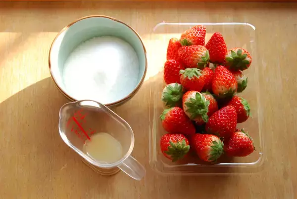 「【いちごを3週間楽しむ裏ワザ】旬を過ぎても「まるごとフレッシュ煮」ならおいしさキープ！濃厚でジューシー♪」の画像