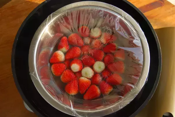 「【いちごを3週間楽しむ裏ワザ】旬を過ぎても「まるごとフレッシュ煮」ならおいしさキープ！濃厚でジューシー♪」の画像