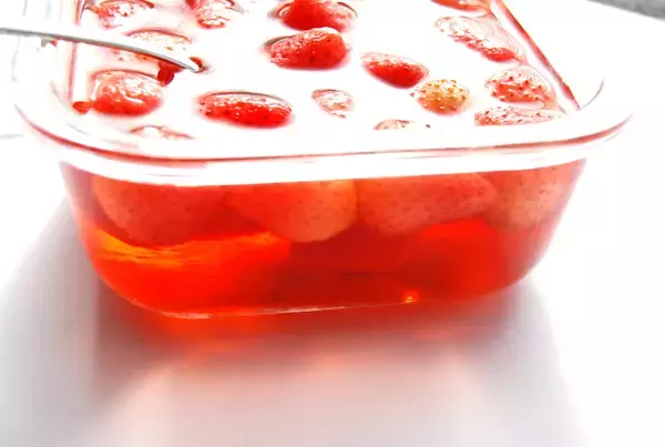 「【いちごを3週間楽しむ裏ワザ】旬を過ぎても「まるごとフレッシュ煮」ならおいしさキープ！濃厚でジューシー♪」の画像