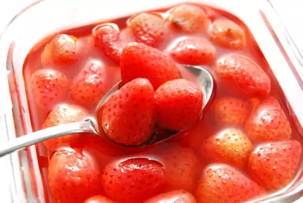 「【いちごを3週間楽しむ裏ワザ】旬を過ぎても「まるごとフレッシュ煮」ならおいしさキープ！濃厚でジューシー♪」の画像