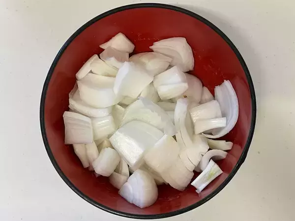 「【バズレシピ再現】甘い、甘すぎる～！究極の春野菜レシピ「オニサラ」で新玉ねぎを存分に味わってみた」の画像